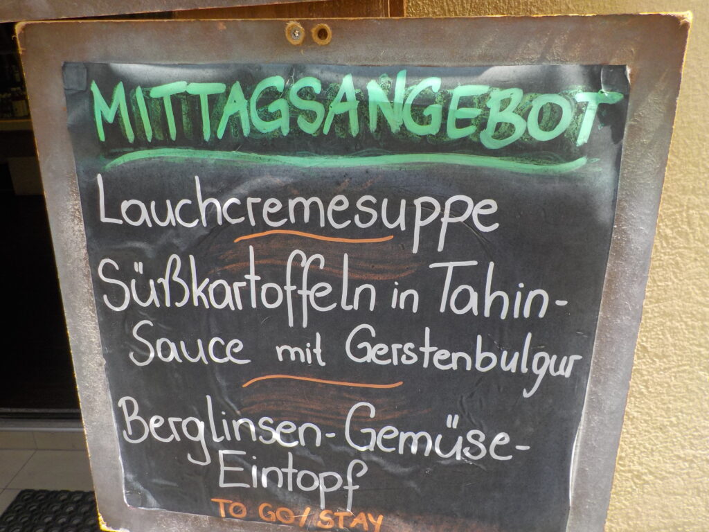 This picture shows the specials of the day ("Mittagsangebot") in a vegan cafe.