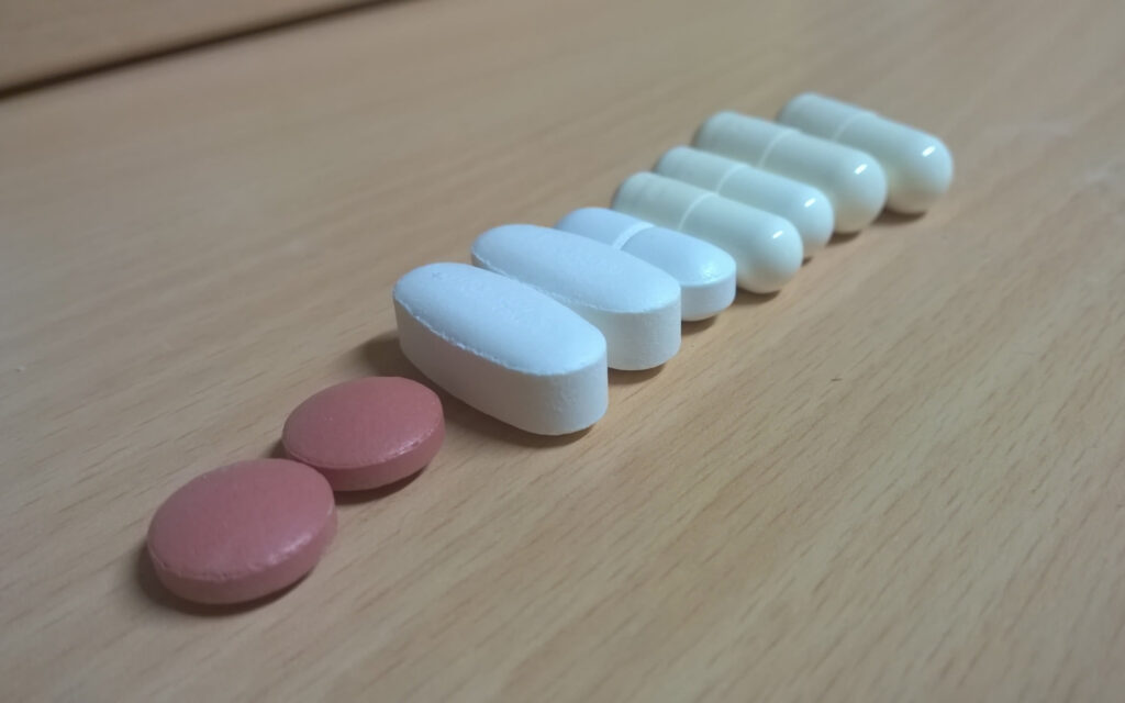 Verschieden Pillen liegen auf einem Tisch