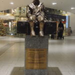 Bronze child memorial in Vienna train station